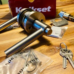 Kwikset Milan Round Keyed Entry Lever in Satin Nickel